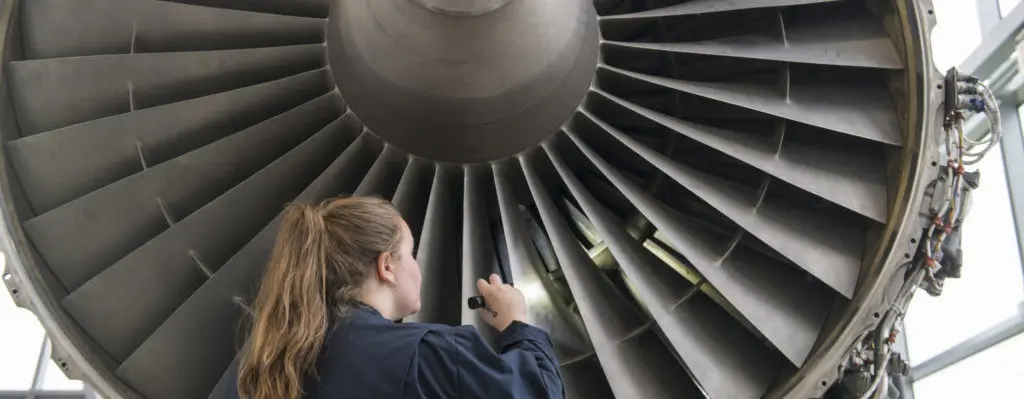 Estudiante de BCIT trabajando en equipos aeroespaciales.