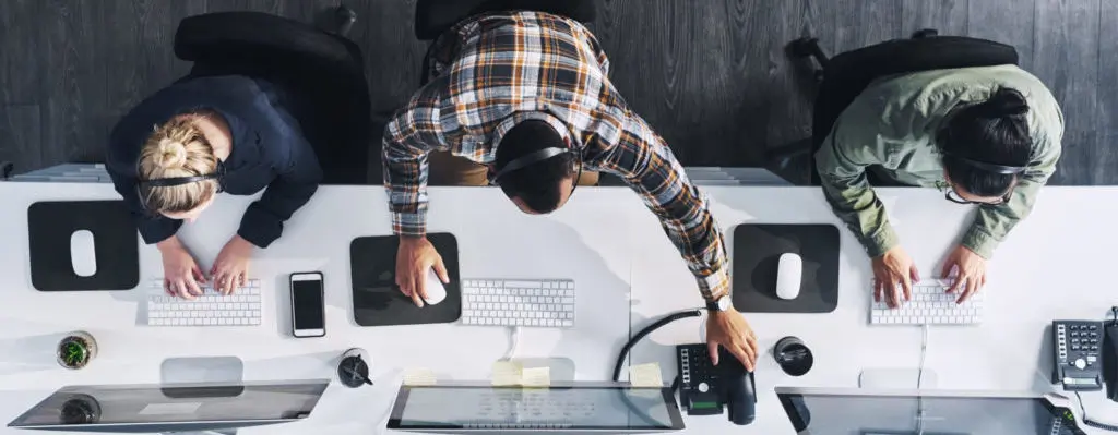 Aufnahme einer Gruppe von Callcenter-Agenten, die in einem Büro arbeiten