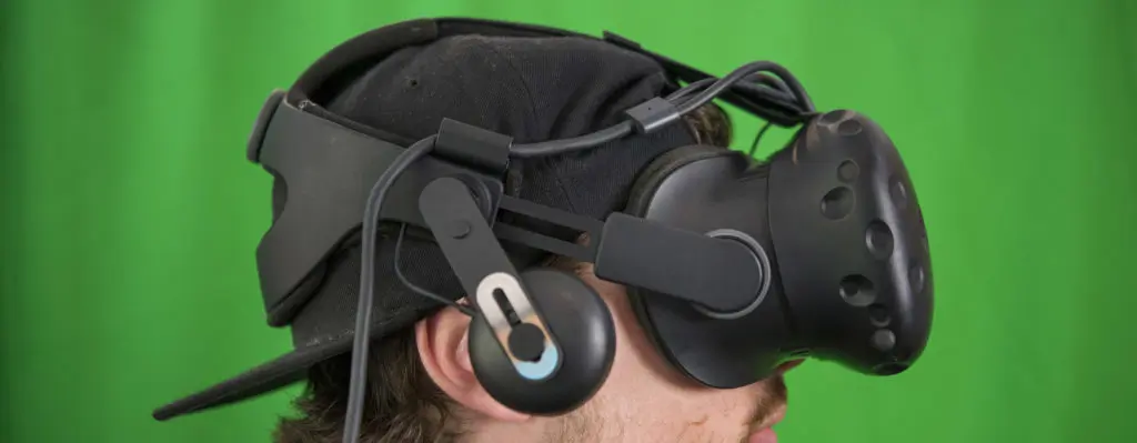 Primer plano de un hombre con casco VR - Juegos de Cloudhead