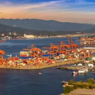 Vue aérienne panoramique du terminal Vancouver Centerm - Terminal portuaire à conteneurs au coucher du soleil, Canada