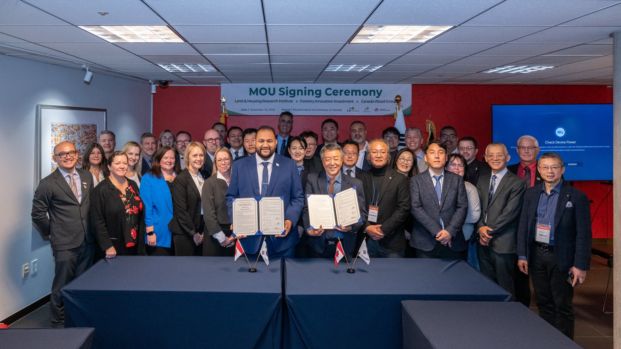 Seoul, South Korea. Forestry trade mission delegates witness the signing of a Memorandum of Understanding between Canada Wood, Forestry Innovation Investment and the Korea Land and Housing Research Institute, South Korea’s largest housing builder. 