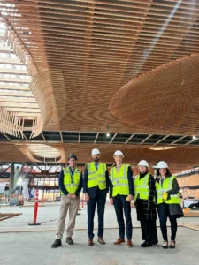 Bộ trưởng Jagrup Brar chụp ảnh với một số đồng nghiệp tại một khu vực mới của sân bay Portland, OR có tính năng xây dựng gỗ khối