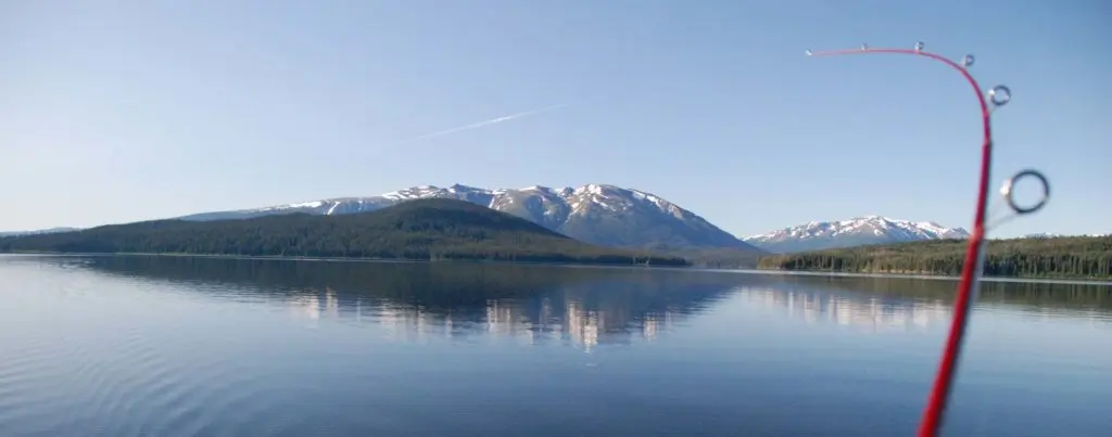 Pêche sur un lac dans la région de Nechako.