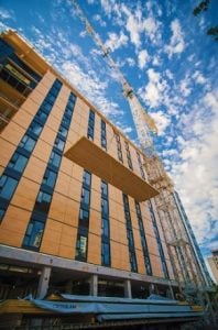 Vista inferior de la construcción de 18 pisos de Brock Commons. Cielo azul por delante.