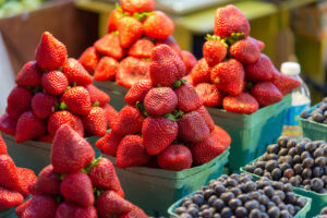Körbe mit Erdbeeren und Blaubeeren