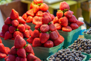 Cestas de fresas y arándanos