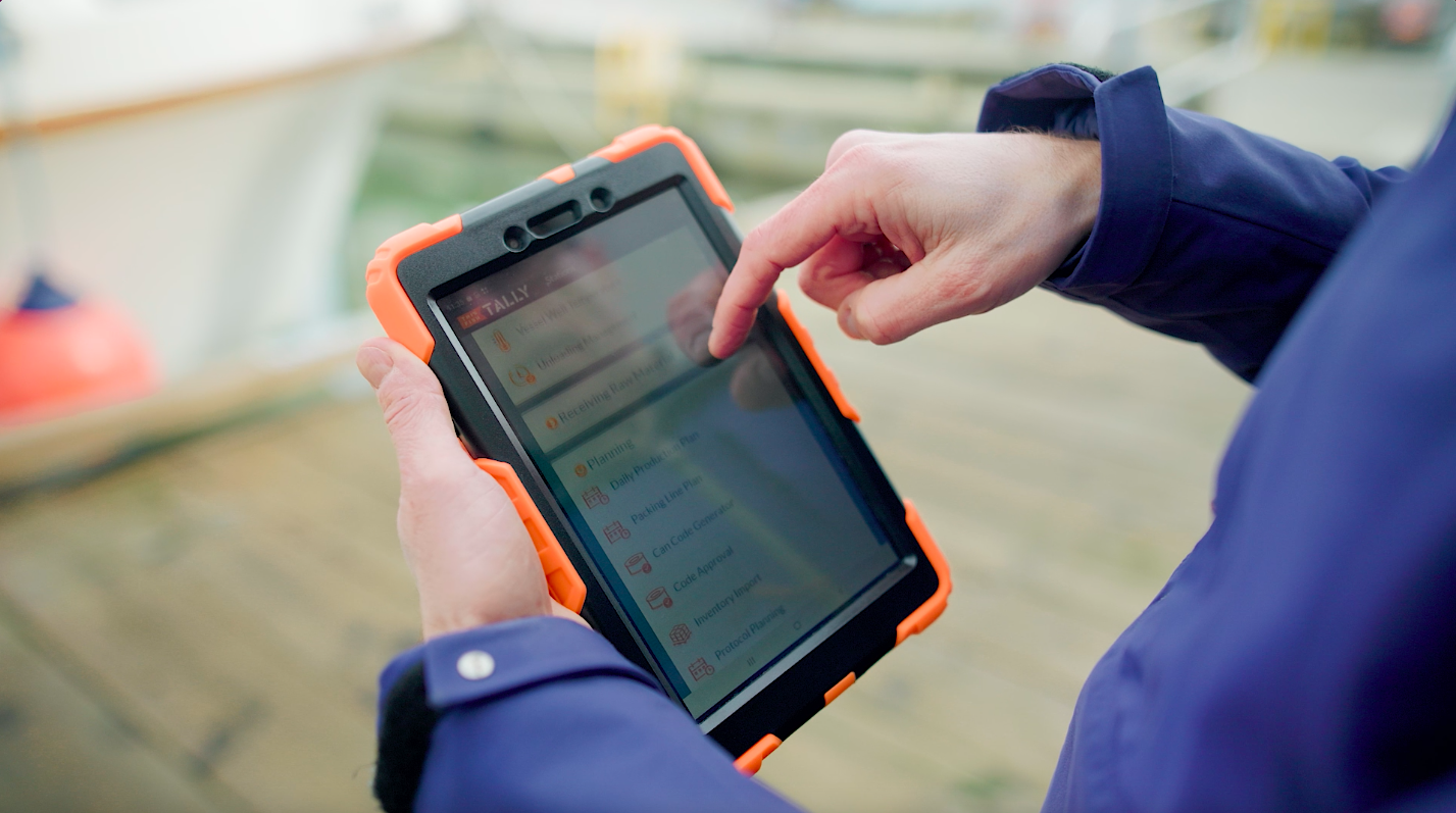 Pomarańczowy tablet, na którym działa ThisFish Tally.