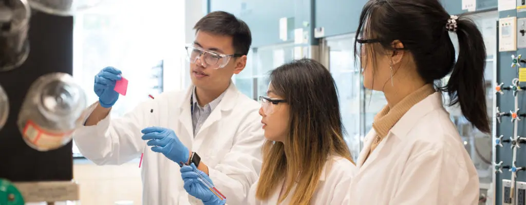 Étudiants en sciences de la vie Uvic en laboratoire