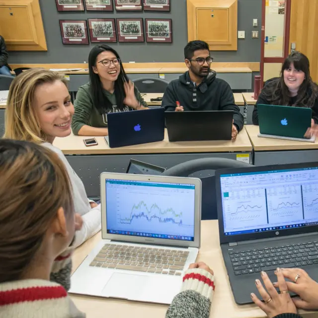 Uvic-Studenten auf Laptops