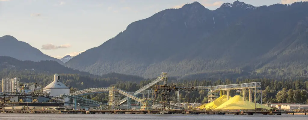 Vancouver-Hafen mit Berg im Hintergrund