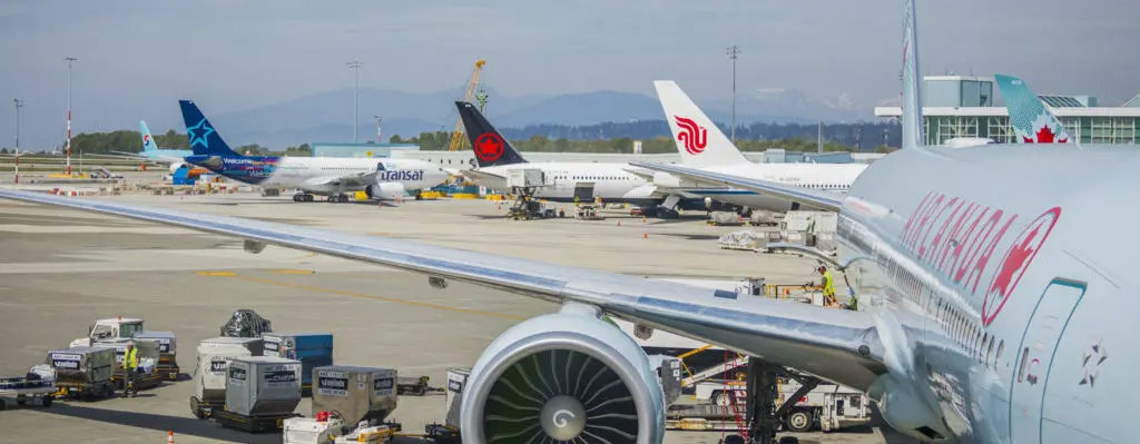 温哥华机场 (YVR) 的飞机和跑道。