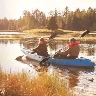 Những người trẻ tuổi chèo thuyền kayak.