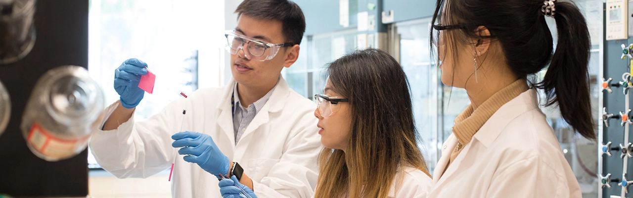 Uvic life sciences students in lab